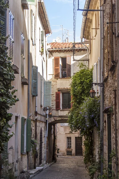 Antibes, França, em 15 de outubro de 2012. Detalhes arquitetônicos típicos em estilo provençal. Antibes - um dos recursos mais conhecidos da Riviera Francesa — Fotografia de Stock