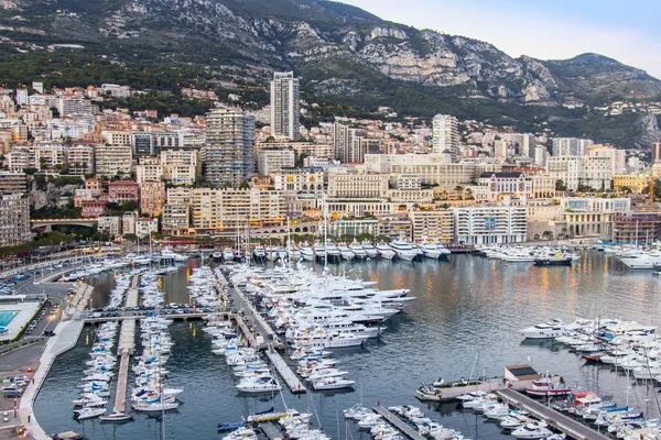 Principado de Mónaco, Francia, el 16 de octubre de 2012. Una vista del puerto y las zonas residenciales en una ladera de montañas al atardecer — Foto de Stock