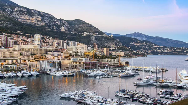 Principato di Monaco, Francia, il 16 ottobre 2012. Veduta del porto e delle zone residenziali su un pendio di montagne al tramonto — Foto Stock