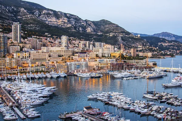 Principato di Monaco, Francia, il 16 ottobre 2012. Veduta del porto e delle zone residenziali su un pendio di montagne al tramonto — Foto Stock