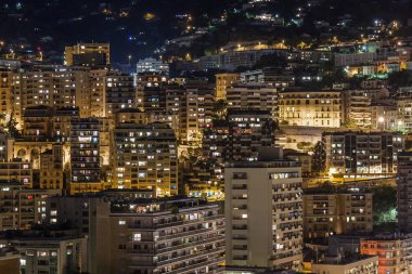 Monako, Fransa, 16 Ekim 2012 tarihinde Prensliği. Bağlantı noktası ve yerleşim alanları Dağları yamacında bir gece görünümü