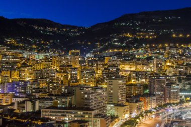 Monako, Fransa, 16 Ekim 2012 tarihinde Prensliği. Bağlantı noktası ve yerleşim alanları Dağları yamacında bir gece görünümü