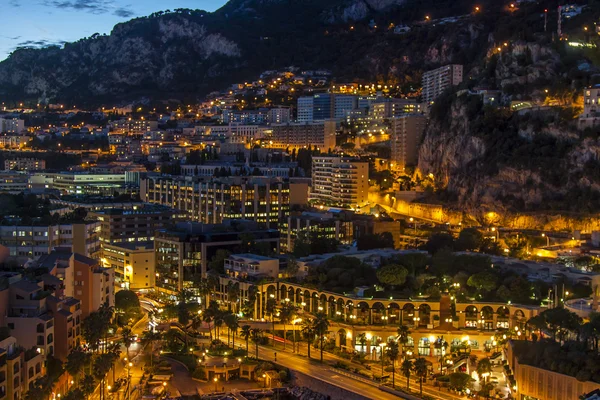 Furstendömet Monaco, Frankrike, den 16 oktober, 2012. En natt utsikt över hamnen och bostadsområden på sluttande berg — Stockfoto