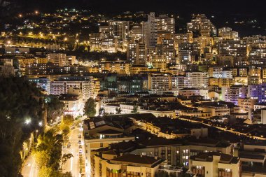 Monako, Fransa, 16 Ekim 2012 tarihinde Prensliği. Bağlantı noktası ve yerleşim alanları Dağları yamacında bir gece görünümü