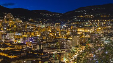 Monako, Fransa, 16 Ekim 2012 tarihinde Prensliği. Bağlantı noktası ve yerleşim alanları Dağları yamacında bir gece görünümü