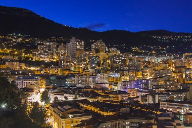 Monako, Fransa, 16 Ekim 2012 tarihinde Prensliği. Bağlantı noktası ve yerleşim alanları Dağları yamacında bir gece görünümü