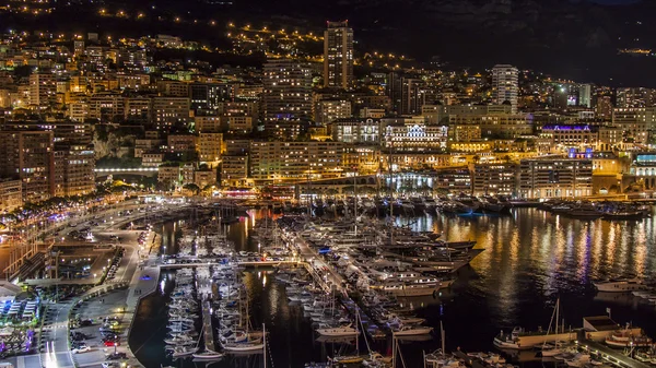 Principado de Mônaco, França, em 16 de outubro de 2012. Uma visão noturna do porto e áreas residenciais em uma encosta de montanhas — Fotografia de Stock