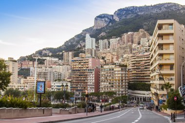 Monako, Fransa, 16 Ekim 2012 tarihinde Prensliği. Bağlantı noktası ve yerleşim alanları görünümünü günbatımı dağ yamacında