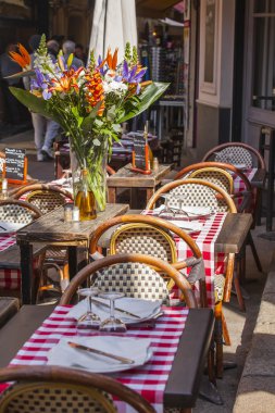 Güzel, Fransa, üzerinde 13 Mart 2015. Küçük tablolar Provencal tarzı eski şehrin sokak Cafe