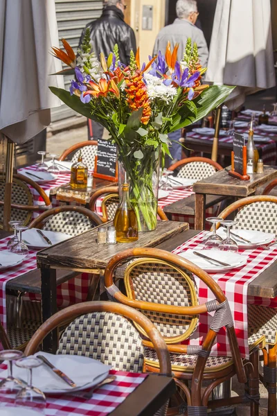 Nice, France, on March 13, 2015. Little tables of street cafe in Provencal style in the old city — Stock Photo, Image