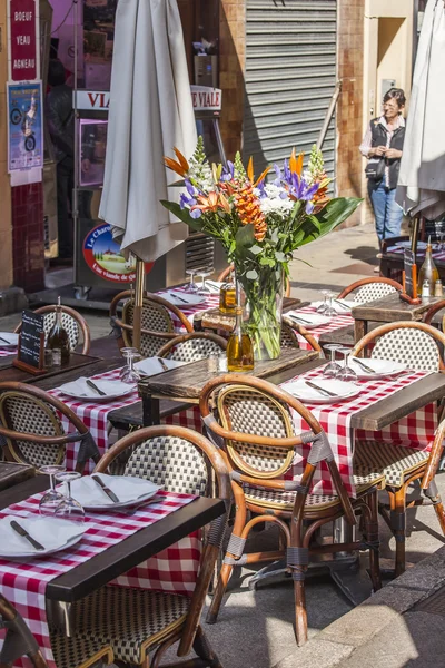 Güzel, Fransa, üzerinde 13 Mart 2015. Küçük tablolar Provencal tarzı eski şehrin sokak Cafe — Stok fotoğraf