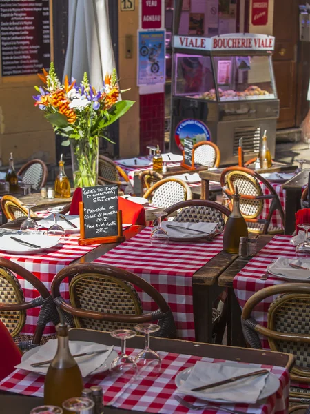 Nice, Frankrike, den 13 mars 2015. Lilla bordlägger av gatan café i provensalsk stil i den gamla staden — Stockfoto