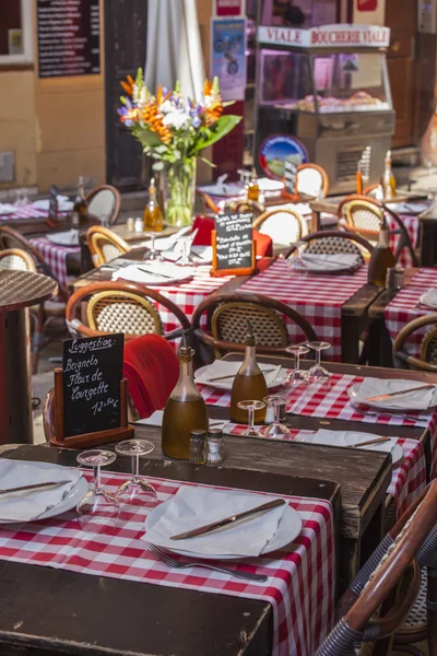 Nice, Francia, il 13 marzo 2015. Tavolini di street cafè in stile provenzale nella città vecchia — Foto Stock