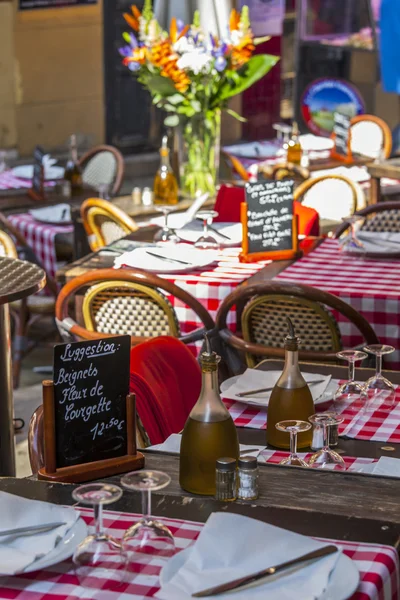 Nice, Francia, il 13 marzo 2015. Tavolini di street cafè in stile provenzale nella città vecchia — Foto Stock