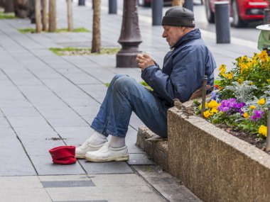Güzel, Fransa, 14 Mart 2015 tarihinde. Evsizlerin şehrin sokak üzerinde sorar bir dinleyici notu.