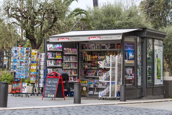 Nice, France, on March 14, 2015. A newsstand on the city street — Stock Photo, Image