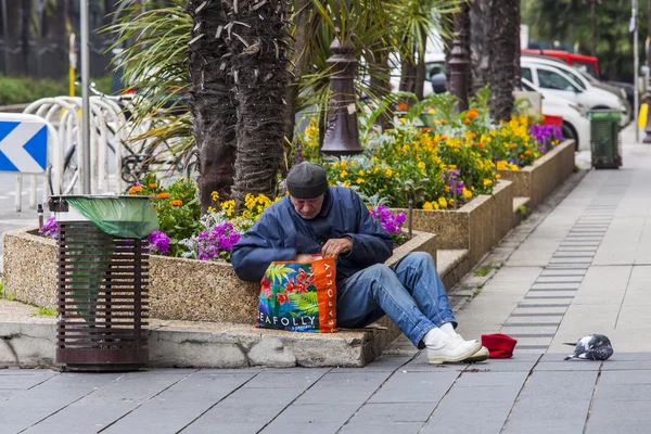 Nice, Frankrijk, op 14 maart 2015. De daklozen op de stad straat vraagt een hand-out. — Stockfoto