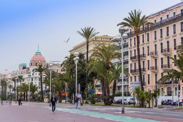 Nice, Frankrijk, op 14 maart 2015. Typisch stedelijke weergave. Engelse promenade, een van de mooiste taluds van de wereld — Stockfoto
