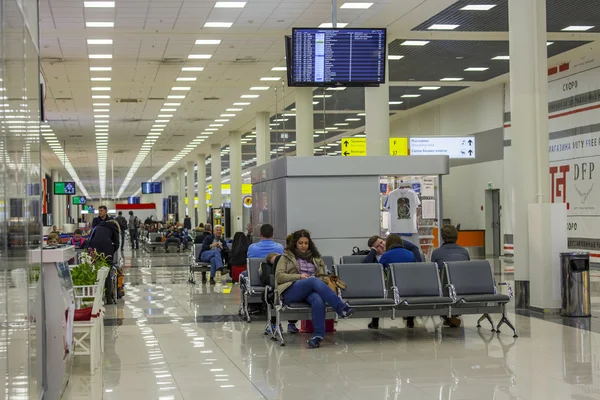 Moskva, Rusko, na 6 březnu 2015. Hala odletů v terminálu D mezinárodní letiště Moskva-Šeremetěvo — Stock fotografie