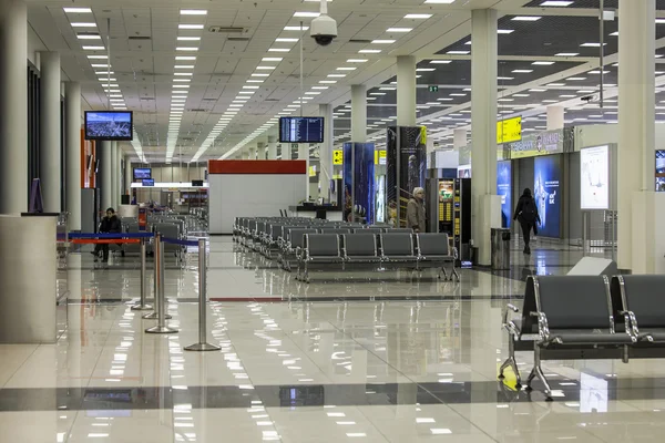 Moskou, Rusland, op 6 maart 2015. De hal van vertrek in de terminal D van de internationale luchthaven Sheremetyevo — Stockfoto