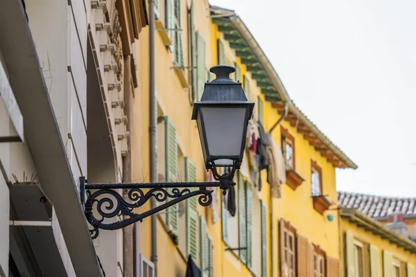 Nice, France, le 13 mars 2015. La vieille ville, détails architecturaux typiques dans le style provençal — Photo