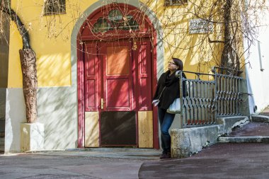 Güzel, Fransa, 14 Mart 2015 tarihinde. Eski Şehir'in mimaride genç kadın hayran