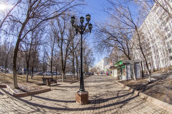 プーシキノ、ロシア、2015 年 3 月 17 日に。市の春の風景、魚眼レンズ ビュー. — ストック写真