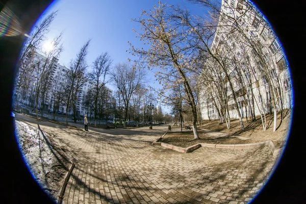 Pushkino, Rússia, em 17 de março de 2015. Vista da cidade na tarde ensolarada da mola, vista do fisheye . — Fotografia de Stock