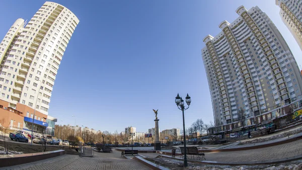 Pushkino, Rusko, na 17 března 2015. Pohled na město v jarní slunečné odpoledne, širokoúhlého zobrazení. — Stock fotografie