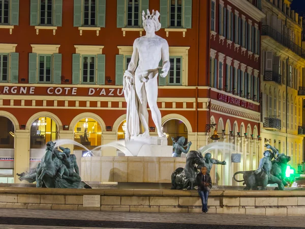 Nice, Francia, il 13 marzo 2015. La fontana in piazza Massena in illuminazione serale. Piazza Massena è il centro — Foto Stock