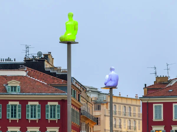 Nice, França, em 13 de março de 2015. Complexo arquitetônico da Praça Victor Massen, praça central da cidade. A escultura brilhante, o autor de Zhuama Plens — Fotografia de Stock