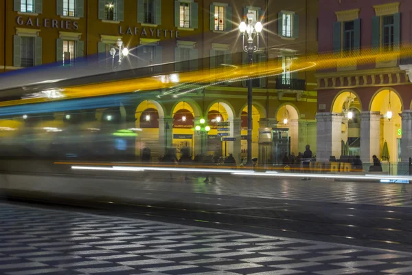Ницца, Франция, 13 марта 2015 года. Высокоскоростной трамвай идет по площади Массена. Площадь Массена находится в центре города — стоковое фото