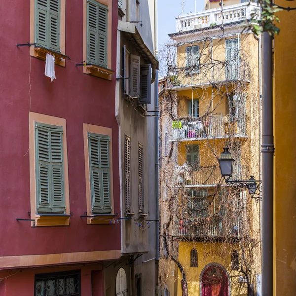 Niza, Francia, 13 de marzo de 2015. La ciudad vieja, detalles arquitectónicos típicos en estilo provenzal —  Fotos de Stock