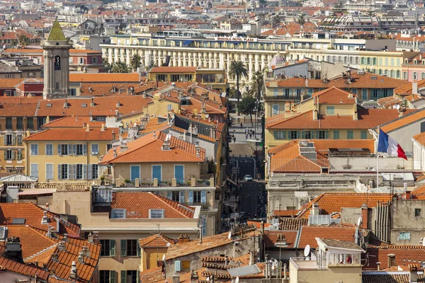 Nizza, Ranska, 13. maaliskuuta 2015. Näkymä vanhaan kaupunkiin Shatton kukkulalta — kuvapankkivalokuva