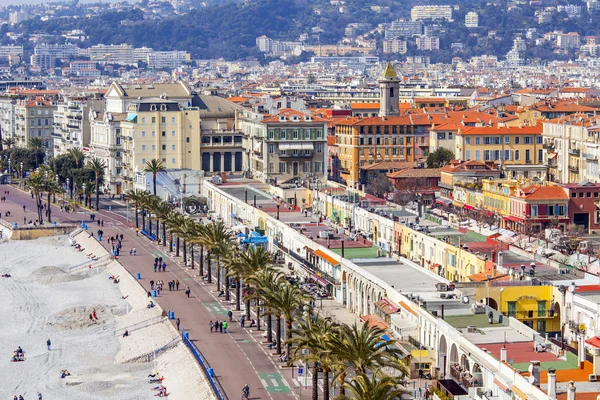 Nice, France, le 13 mars 2015. La vue sur la Promenade des Anglais, l'un des plus beaux remblais d'Europe — Photo