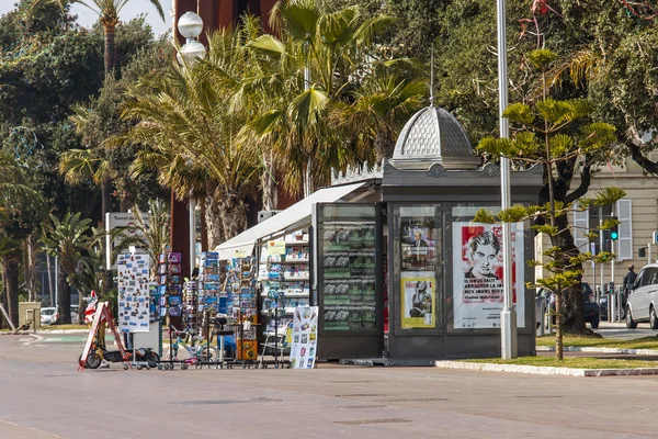 Nice, Francia, il 14 marzo 2015. Un'edicola sulla strada della città — Foto Stock