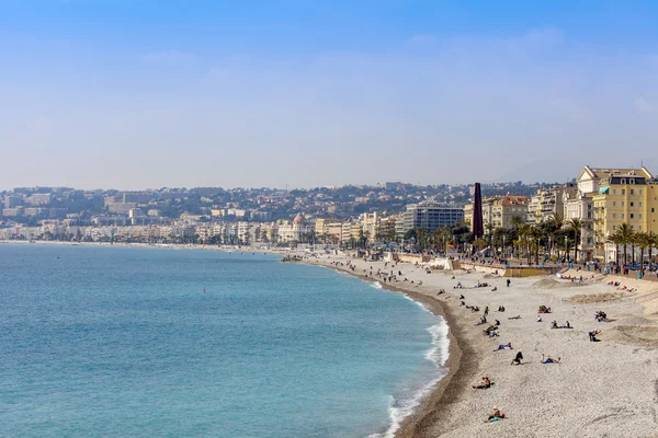 Nicea, widok z plaży na brzegu Morza Śródziemnego. — Zdjęcie stockowe