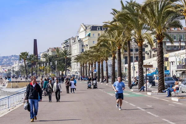 Niza, Francia, 14 de marzo de 2015. Típica vista urbana. Paseo inglés, uno de los terraplenes más bellos del mundo — Foto de Stock