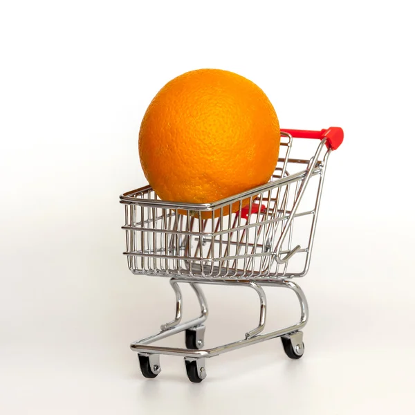 Große helle Orangen im Warenkorb zum Einkaufen — Stockfoto