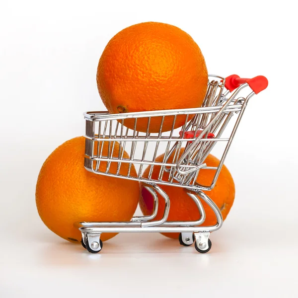 Große helle Orangen im Warenkorb zum Einkaufen — Stockfoto