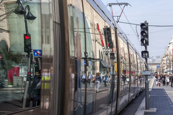 Niza, Francia, 13 de marzo de 2015. El tranvía de alta velocidad va por la calle Jean Madsen — Foto de Stock