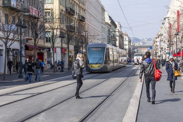 Niza, Francia, 13 de marzo de 2015. El tranvía de alta velocidad va por la calle Jean Madsen —  Fotos de Stock