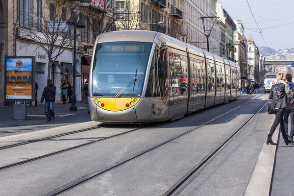 Nice, Frankrijk, op 13 maart 2015. De snelle tram gaat omlaag de straat Jean Madsen — Stockfoto