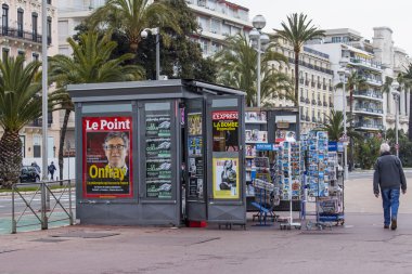 Güzel, Fransa, 14 Mart 2015 tarihinde. Şehrin sokak üzerinde bir gazete bayii