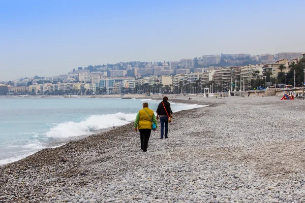 Nice, view of a beach on the bank of the Mediterranean Sea. — Stock Photo, Image