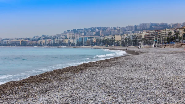Niza, vista de una playa a orillas del mar Mediterráneo . — Foto de Stock
