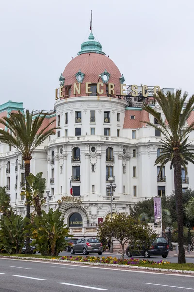 Nice, Francia, il 13 marzo 2015. Promenade des Anglais, hotel storico di Negresko, uno dei luoghi più riconoscibili della città — Foto Stock