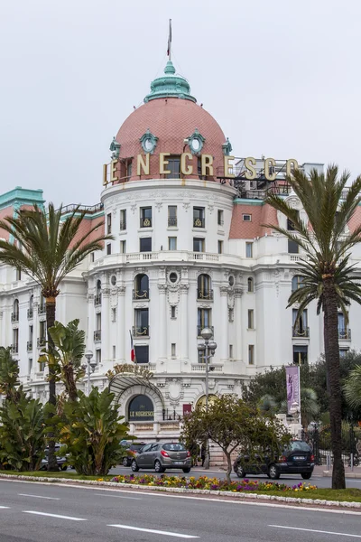 Nice, France, on March 13, 2015. Promenade des Anglais, historical hotel of Negresko, one of the most recognizable sights of the city — Stock Photo, Image