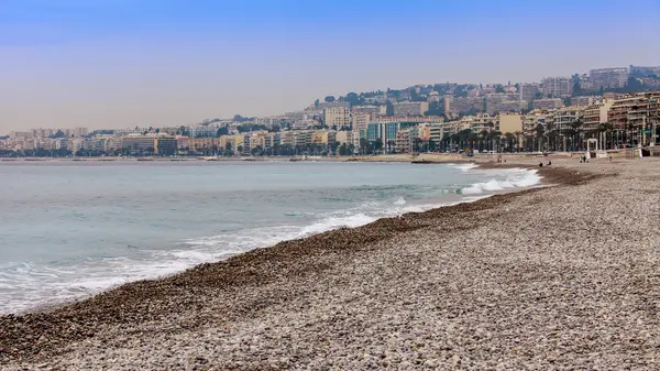 Nice, view of a beach on the bank of the Mediterranean Sea. — Stock Photo, Image