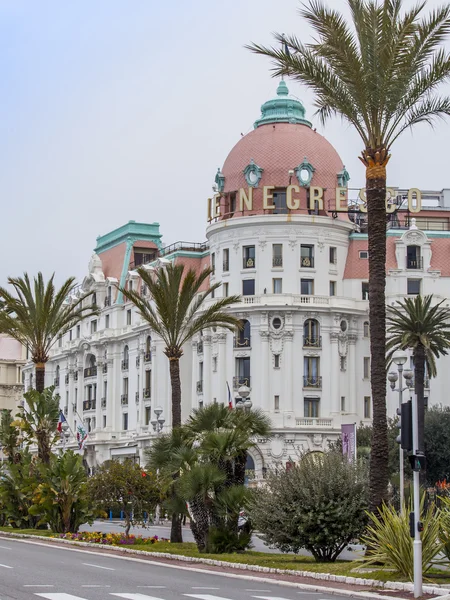 Nice, França, em 13 de março de 2015. Promenade des Anglais, hotel histórico de Negresko, um dos pontos turísticos mais reconhecidos da cidade — Fotografia de Stock